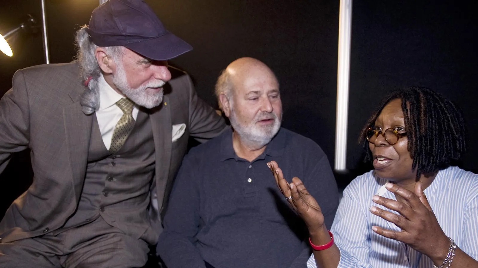 Один из «отцов интернета» ученый Винт Серф, режиссер Роб Райнер и актриса Вупи Голдберг на вечеринке «Кому за 50», Орландо, 2 октября 2010 года