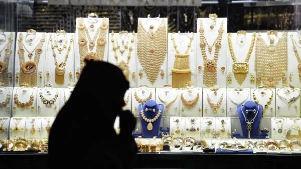 Вор ограбил ювелирный магазин и раскидал украшения по полу в Одинцове