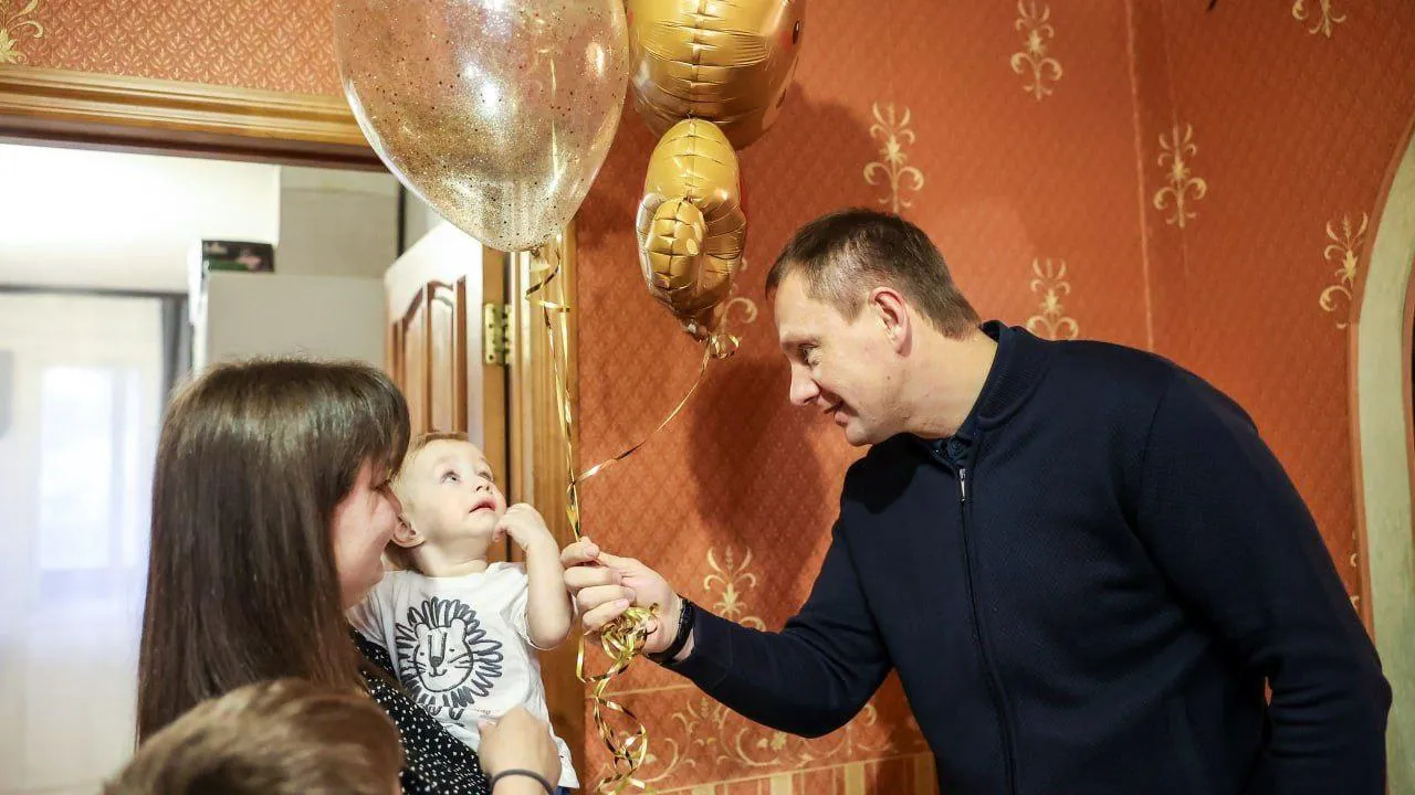 Глава Красногорска поздравил Героя СВО и его сыновей с днем рождения