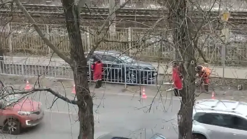 Дорожные рабочие в Щелково обнесли забором припаркованный Lexus