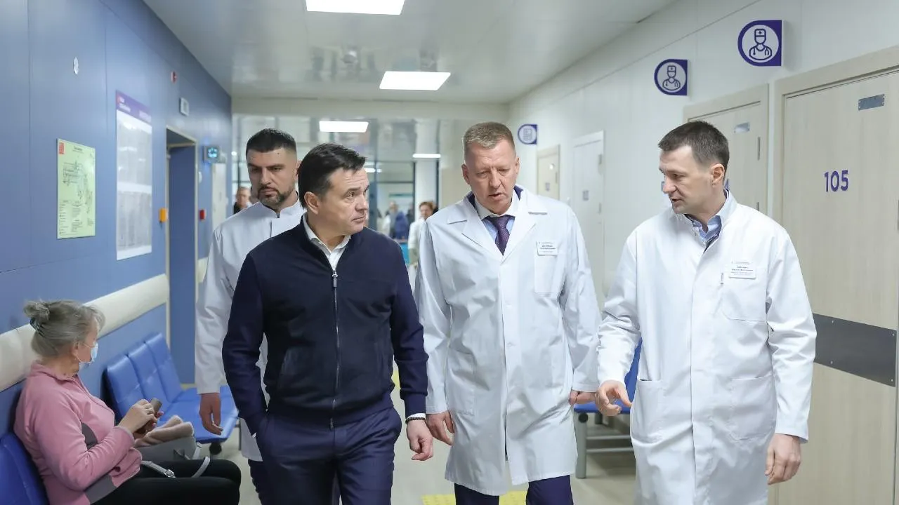 Губернатор Подмосковья проверил работу больничного комплекса в Хотьково