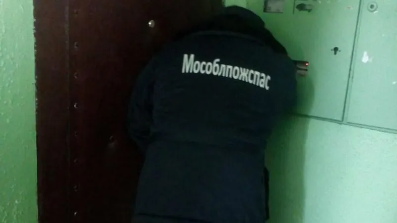 В Кашире спасатели вскрыли квартиру, в которой находился мужчина с инсультом