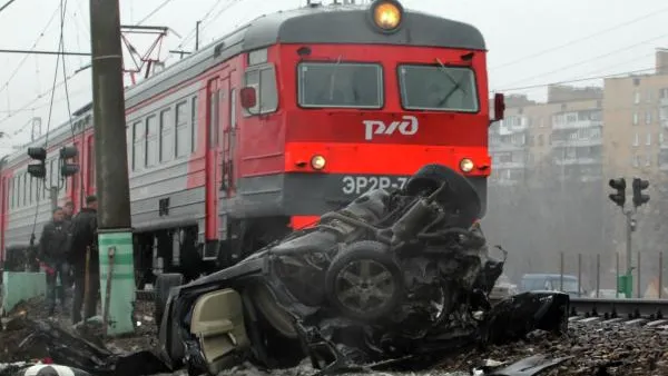 Легковой автомобиль столкнулся с электричкой в Подмосковье