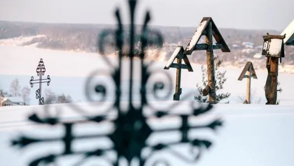 В Кургане на кладбище нашли тело женщины