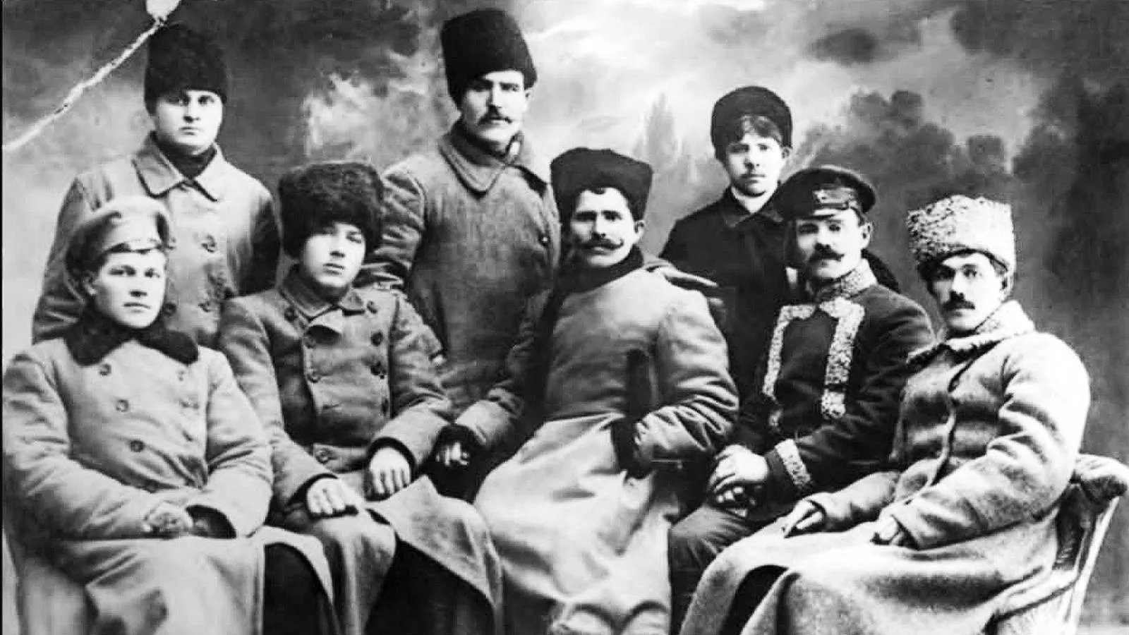 Василий Чапаев (сидит в центре) перед поездкой в Академию генштаба, ноябрь 1918 года