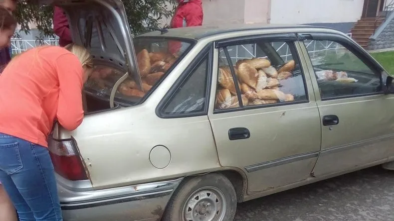 Хлеб в Серпухове продают из багажника легковой машины
