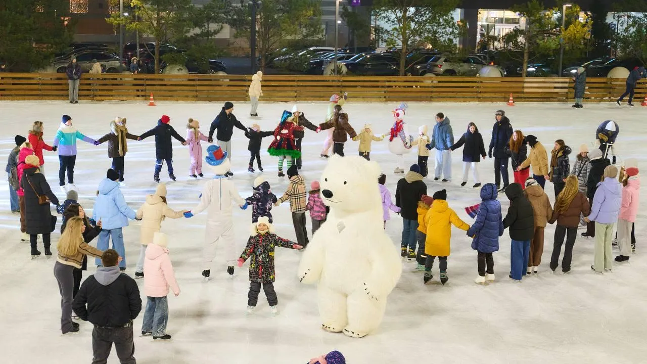 Для жителей Химок организовали праздничную шоу‑программу на катке