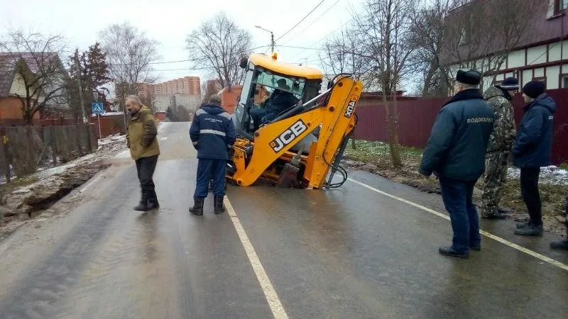 Асфальт провалился под трактором в Сергиевом Посаде