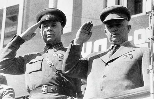 Командующий войсками Киевского военного округа, командарм первого ранга Семен Тимошенко (слева) и I-й секретарь ЦК КП (б) Украины Никита Хрущев