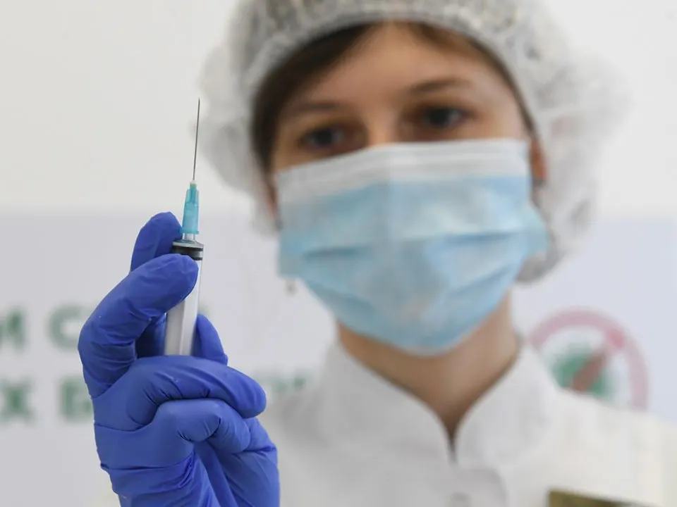 «Риск увеличивается в шесть раз»: врач рассказал, можно ли вакцинироваться от COVID-19, если у вас больное сердце