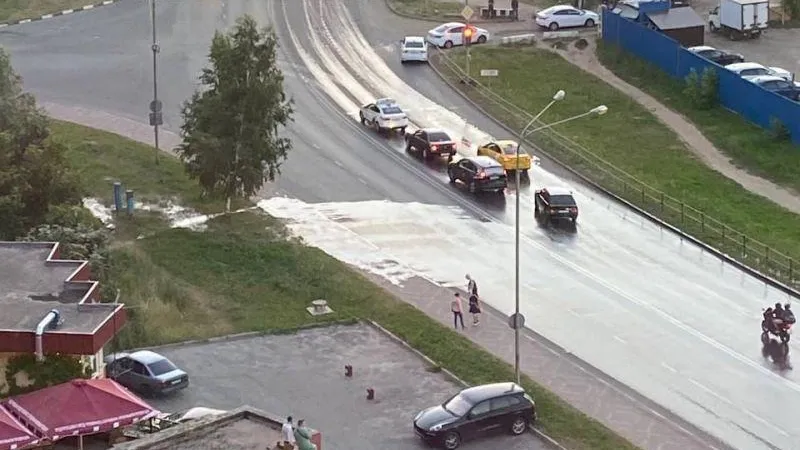 Дорогу затопило в Дзержинском из-за прорыва трубы