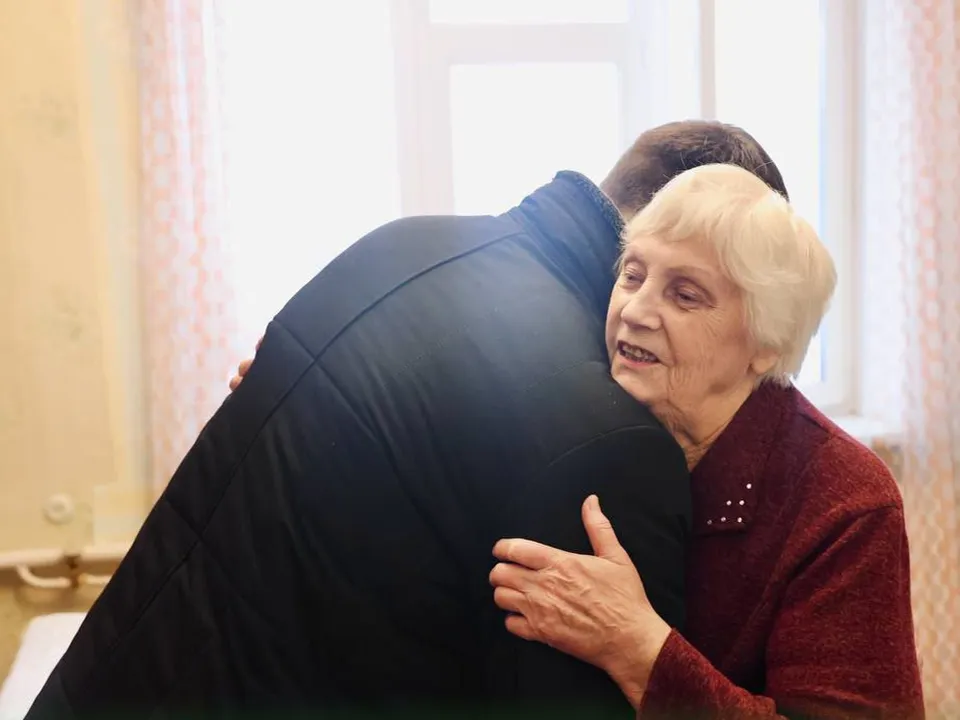 Денис Семенов посещает ветеранов в дни рождения.&nbsp;Фото: пресс-служба администрации Павлово-Посадского г. о.