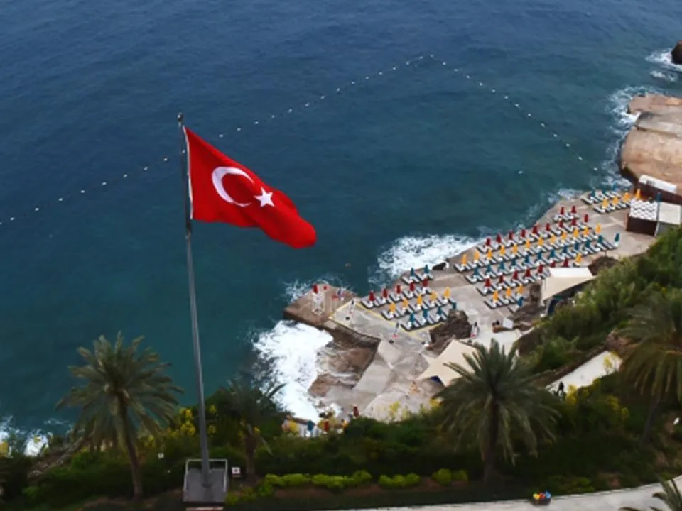 «Пляжный сезон в разгаре, а туристов меньше»: выяснилось, куда в Турции можно поехать без страха подцепить ротавирус