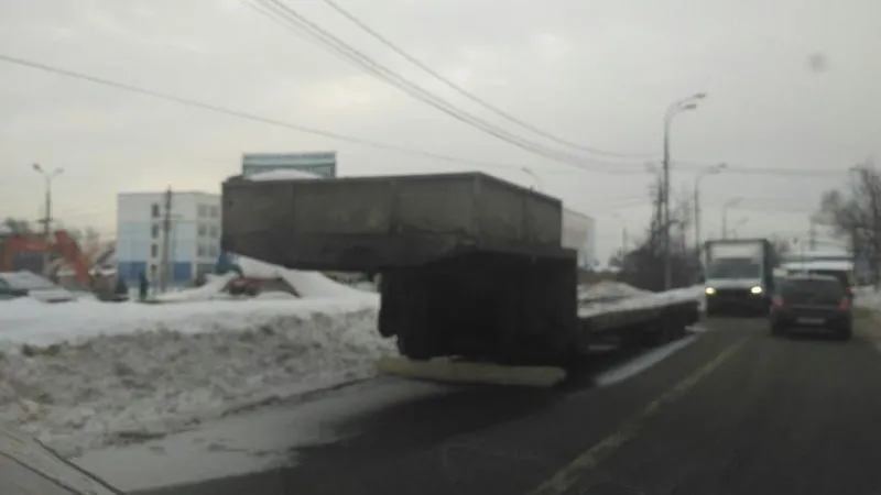 Водитель парализовал движение, бросив прицеп на трассе под Одинцовом