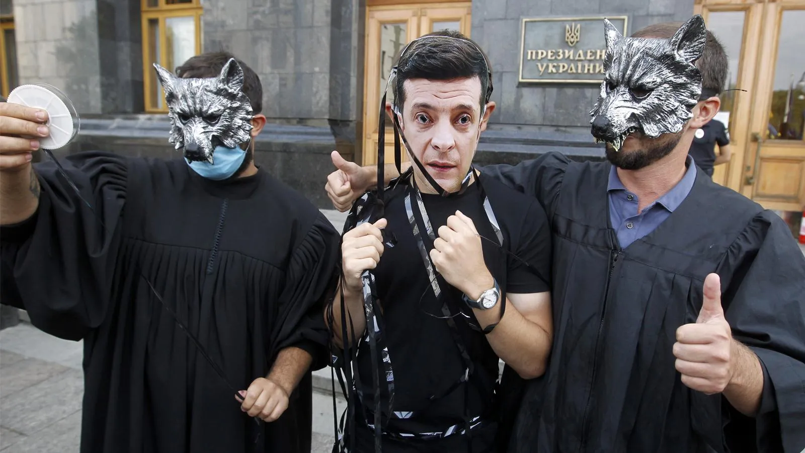 Украинские активисты в масках Зеленского и судей-волков с компрометирующими пленками. Pavlo Gonchar