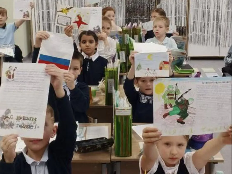 Новогодние подарки от детей, которые волонтеры отправят на фронт. Фото: пресс-служба «Волонтеров Подмосковья»