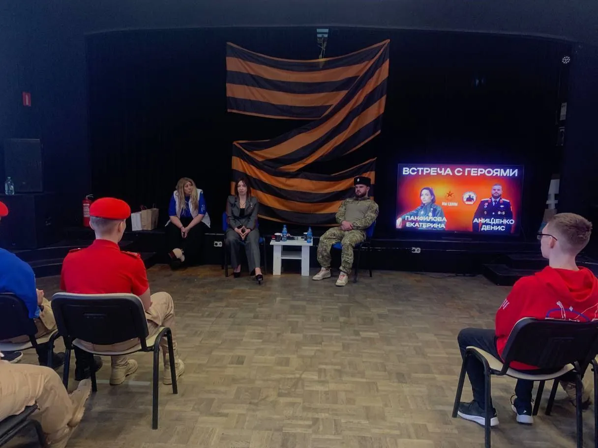 Общение с волонтерами и юнармейцами. Фото: Молодежный комплексный центр&nbsp;