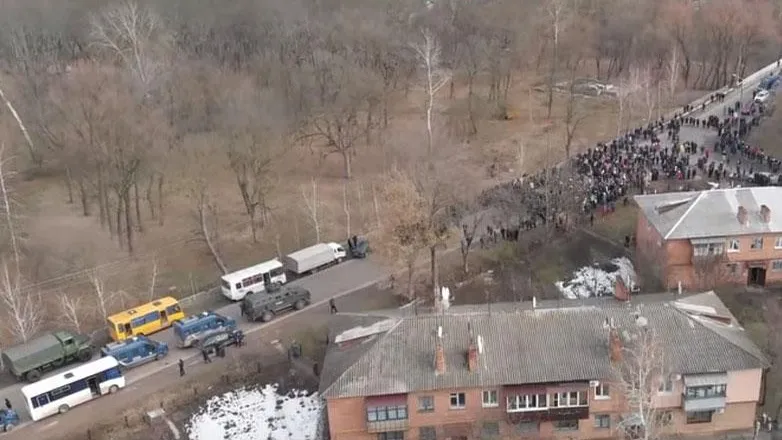 На Украине эвакуированных из Уханя украинцев забросали камнями и палками