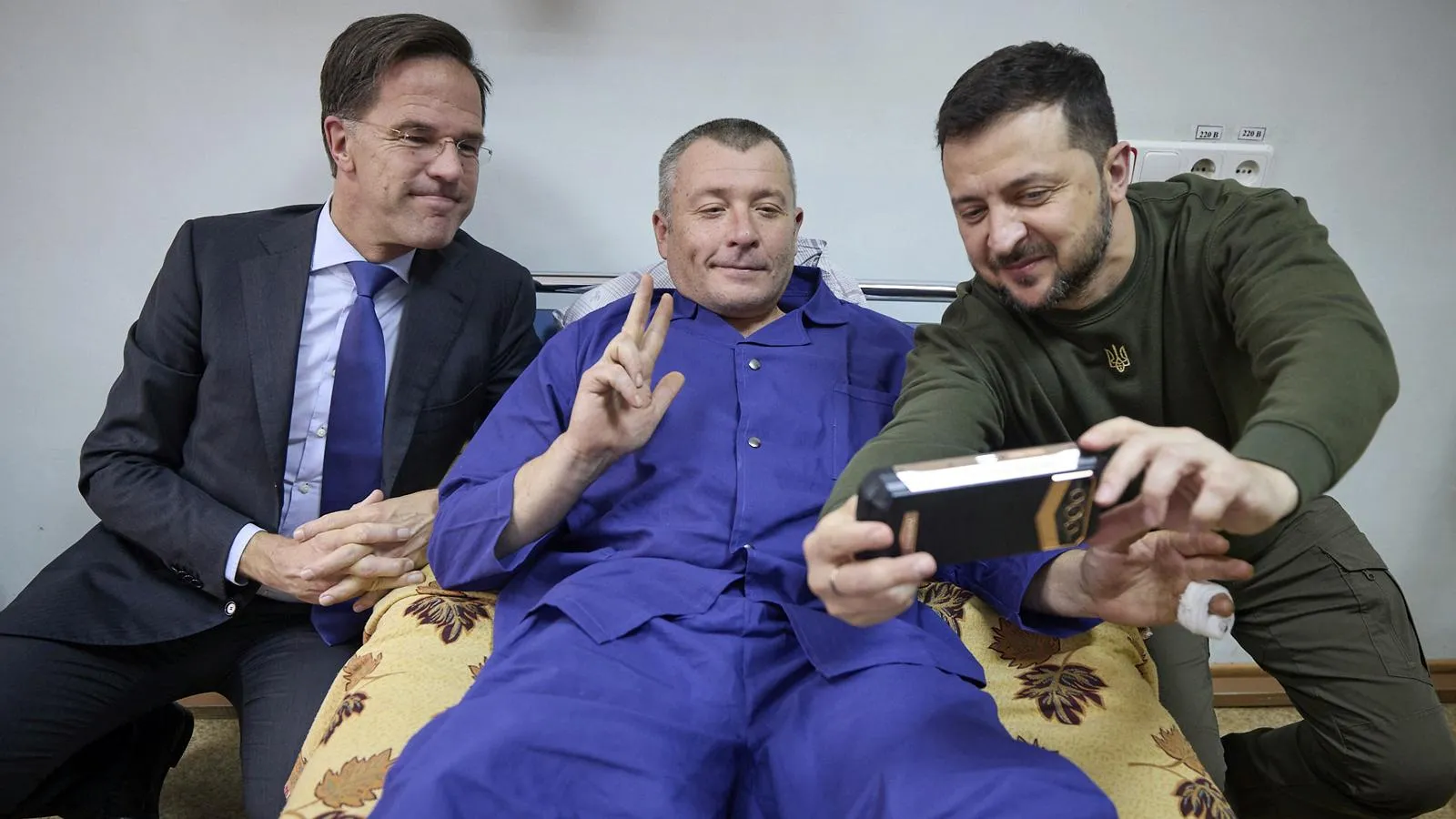 Марк Рютте и президент Украины Владимир Зеленский во время селфи с раненым моряком, Одесса, 13 октября 2023 года. Ukraine Presidency/Ukrainian Pre