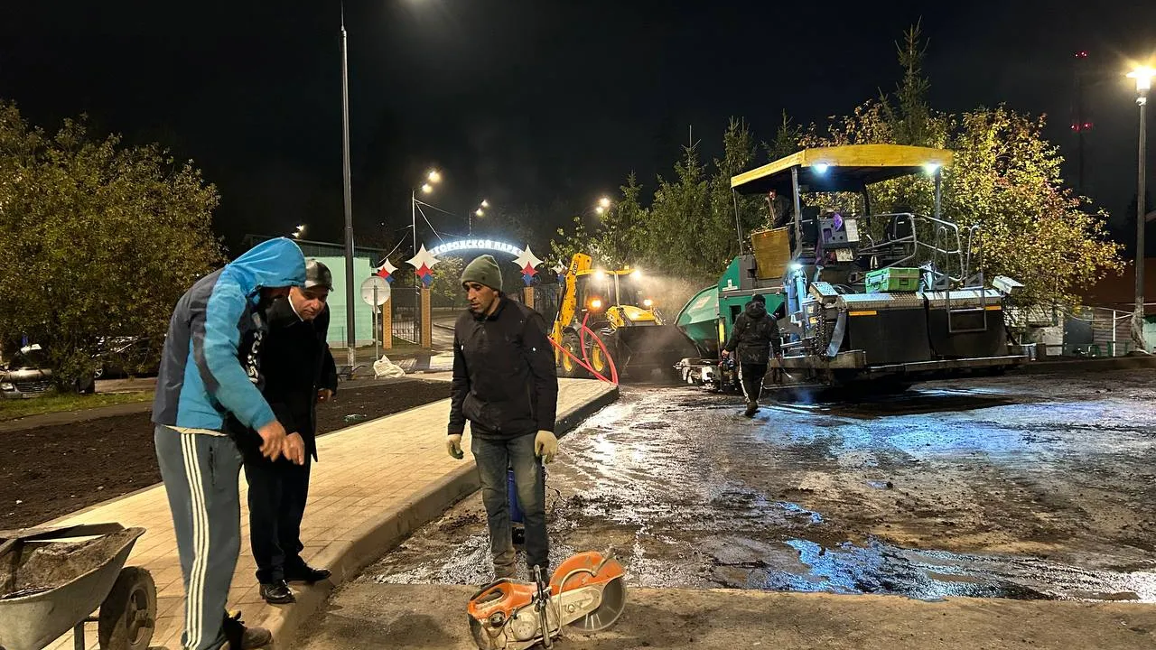 Глава города Владимир Пирогов (в центре) на площади Ленина Фото: Администрация Краснознаменска