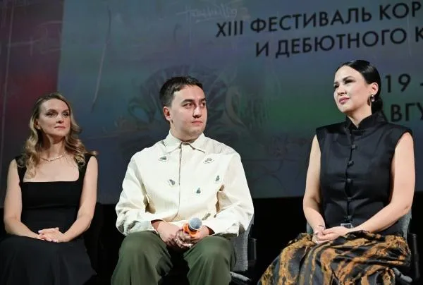 Продюсер Анна Шалашина, режиссер Кирилл Логинов и сценарист Алиса Габлия на премьере фильма «Три свадьбы и один побег» режиссера Кирилла Логинова в рамках XIII российского фестиваля короткометражного и дебютного кино «Короче». Екатерина Чеснокова