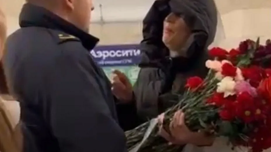 Женщина в Санкт-Петербурге украла с мемориала погибшим в «Крокусе» цветы и игрушки