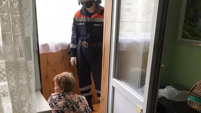 Квартиру обездвиженной пожилой женщины в Луховицах пришлось вскрывать спасателям