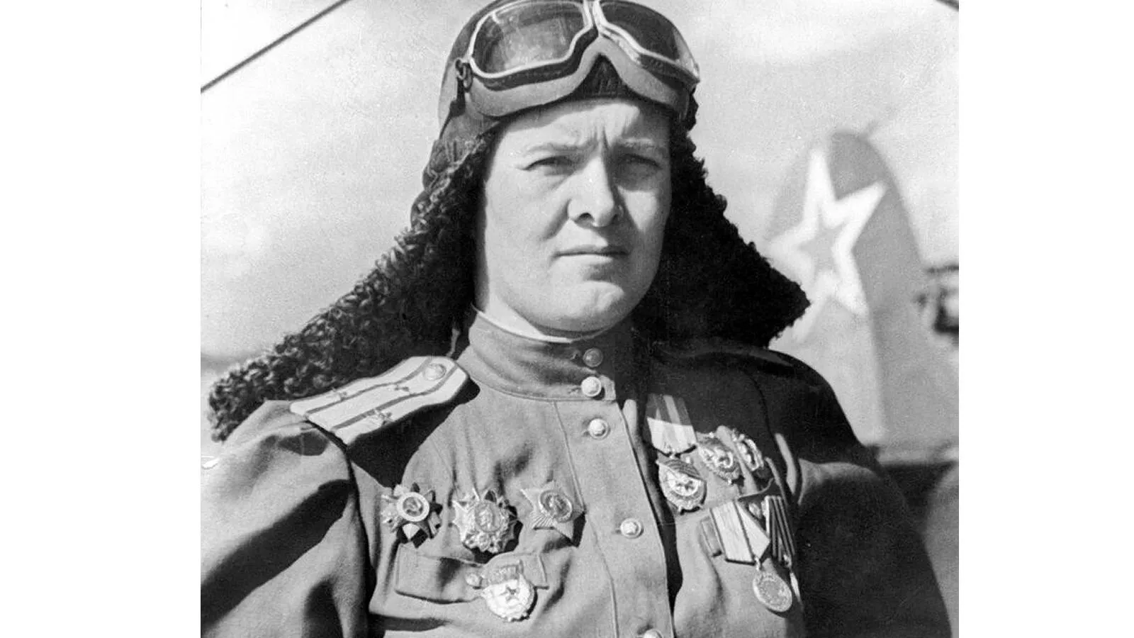 Командир 46-го Гвардейского ночного бомбардировочного Таманского Краснознаменного ордена Суворова авиационного полка ВВС КА гвардии полковник Евдокия Бершанская. Е. Бочарова