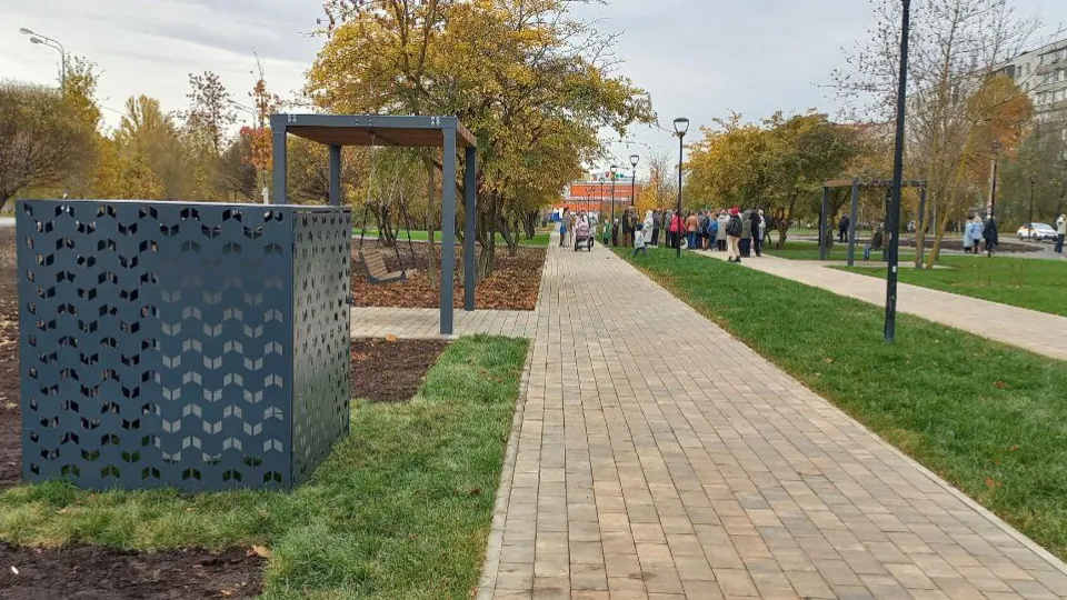 На заднем плане торговый центр «Меридиан». Фото: REGIONS/Олег Книжник