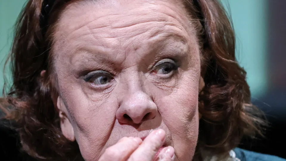 Наталья Тенякова в сцене из моноспектакля «Говорит Москва». Фото: ТАСС/Артем Геодакян