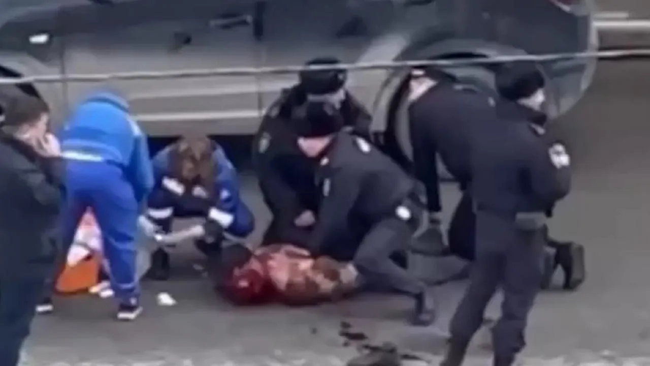 В центре Уфы неизвестный ударил полицейского ножом