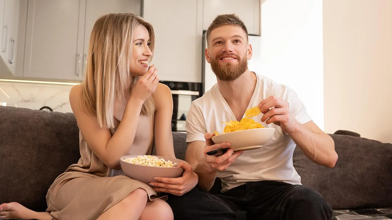 Можно ли есть чипсы и попкорн во время поста: ответ священника