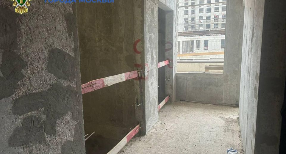 Рабочий погиб при падении в шахту лифта на стройке в Москве