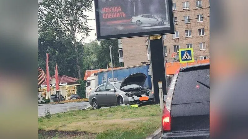 «Некуда спешить»: в Щелково машина врезалась в баннер с предостережением для водителей