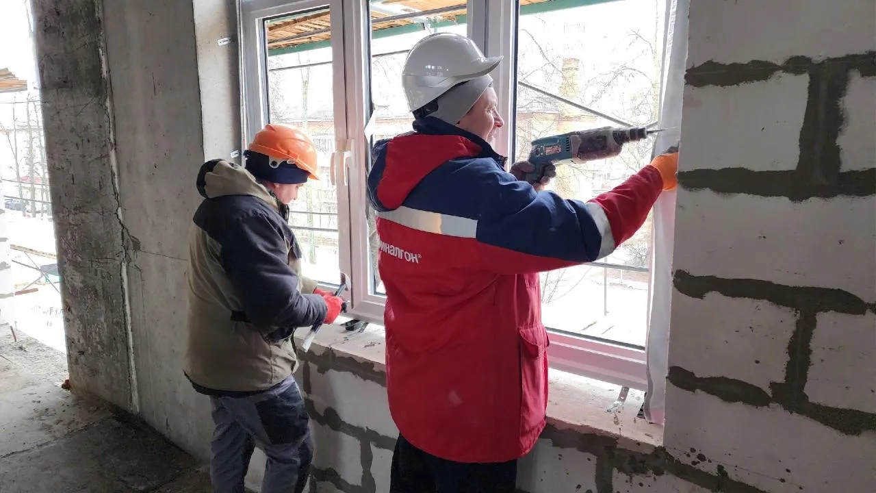 В новом корпусе третьей школы в Чехове начали устанавливать окна