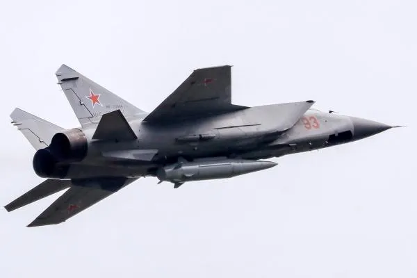 Истребитель-перехватчик МиГ-31К с гиперзвуковой ракетой «Кинжал»