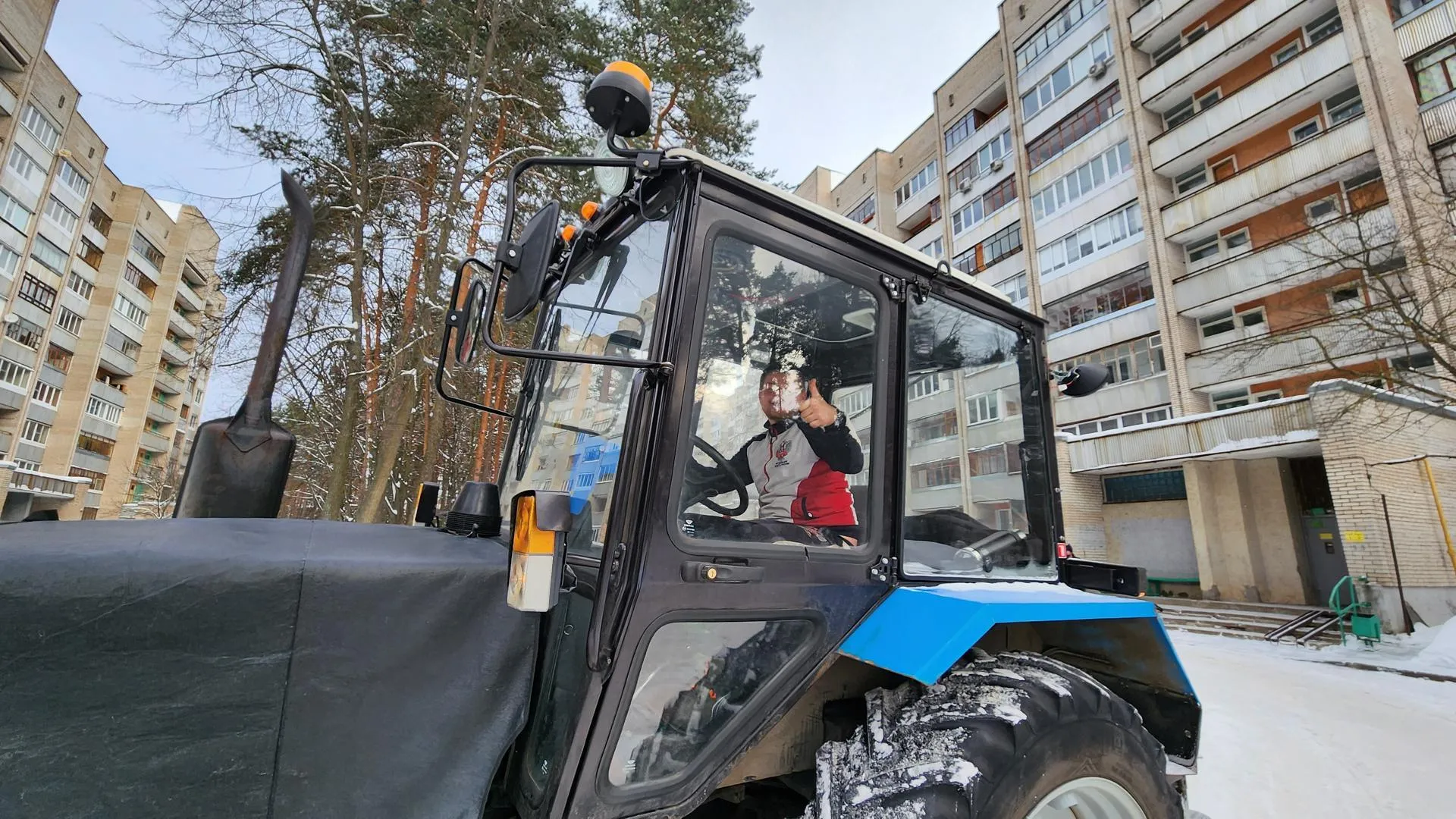 В подмосковном Протвине жители угощают коммунальщиков горячим чаем