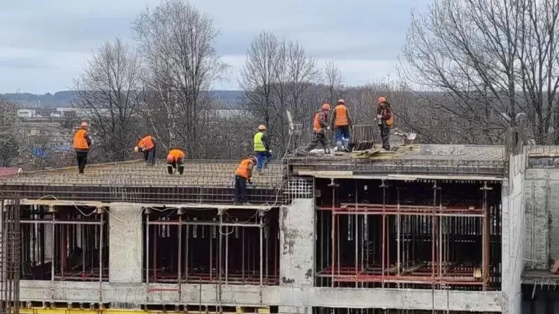 Порядка ста рабочих задействовано в строительстве школы в подмосковном Домодедово