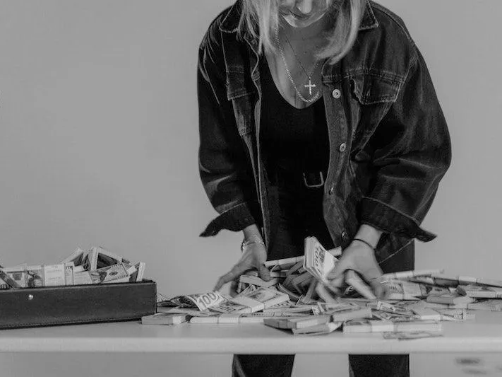 Обокрала «белая ведьма»: мужчина пытался поправить бизнес, но наткнулся на мошенников