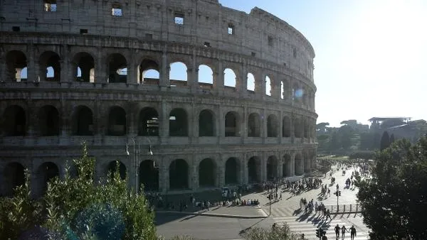 В Риме поймали очередного туриста, который хотел увековечить свое имя на стене Колизея