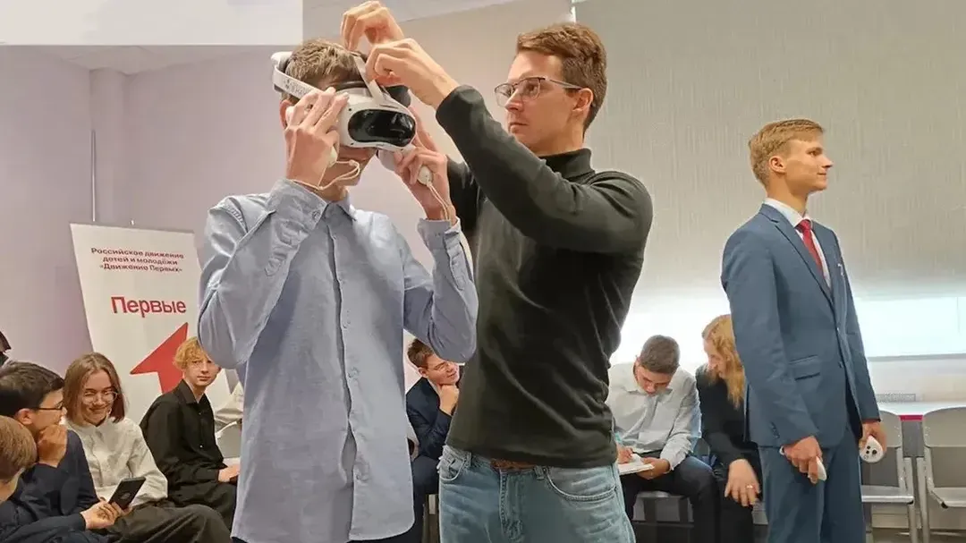 VR вместо микроскопа: как школьники Подмосковья исследуют клетки и парят в космосе, не выходя из класса