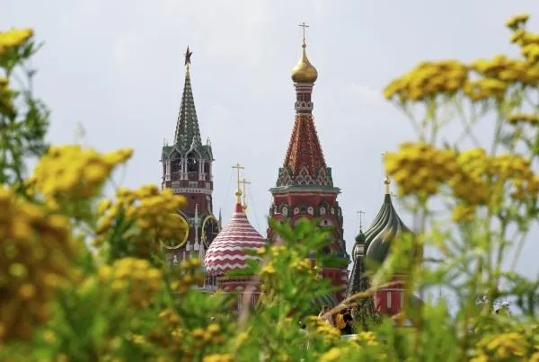 Вид из парка «Зарядье» на Спасскую башню Московского кремля и Покровский собор (храм Василия Блаженного)