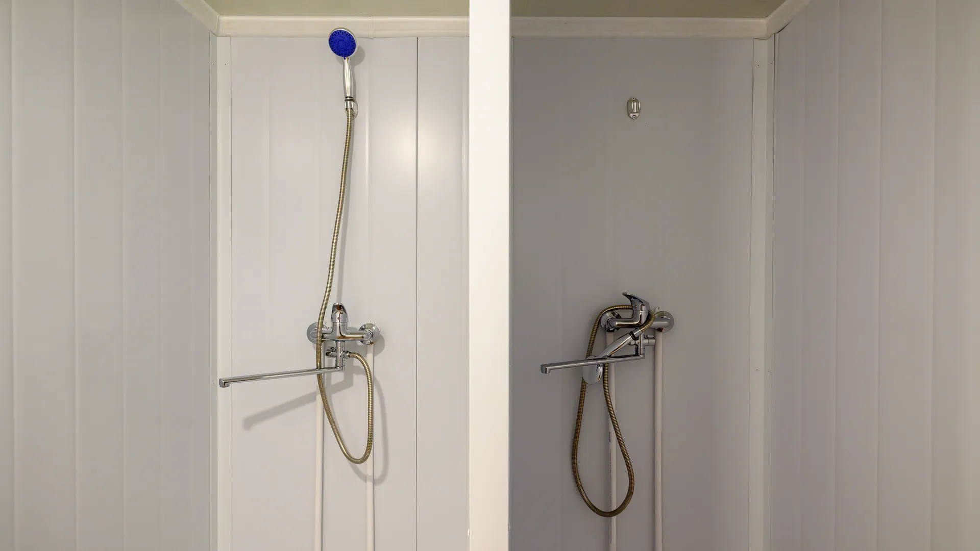 Душ в раздевалке стадиона «Труд» поселка Малаховка округа Люберцы после реконструкции