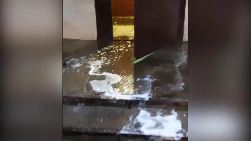 Горячей водой залило подъезд дома в Жуковском из-за прорыва системы отопления