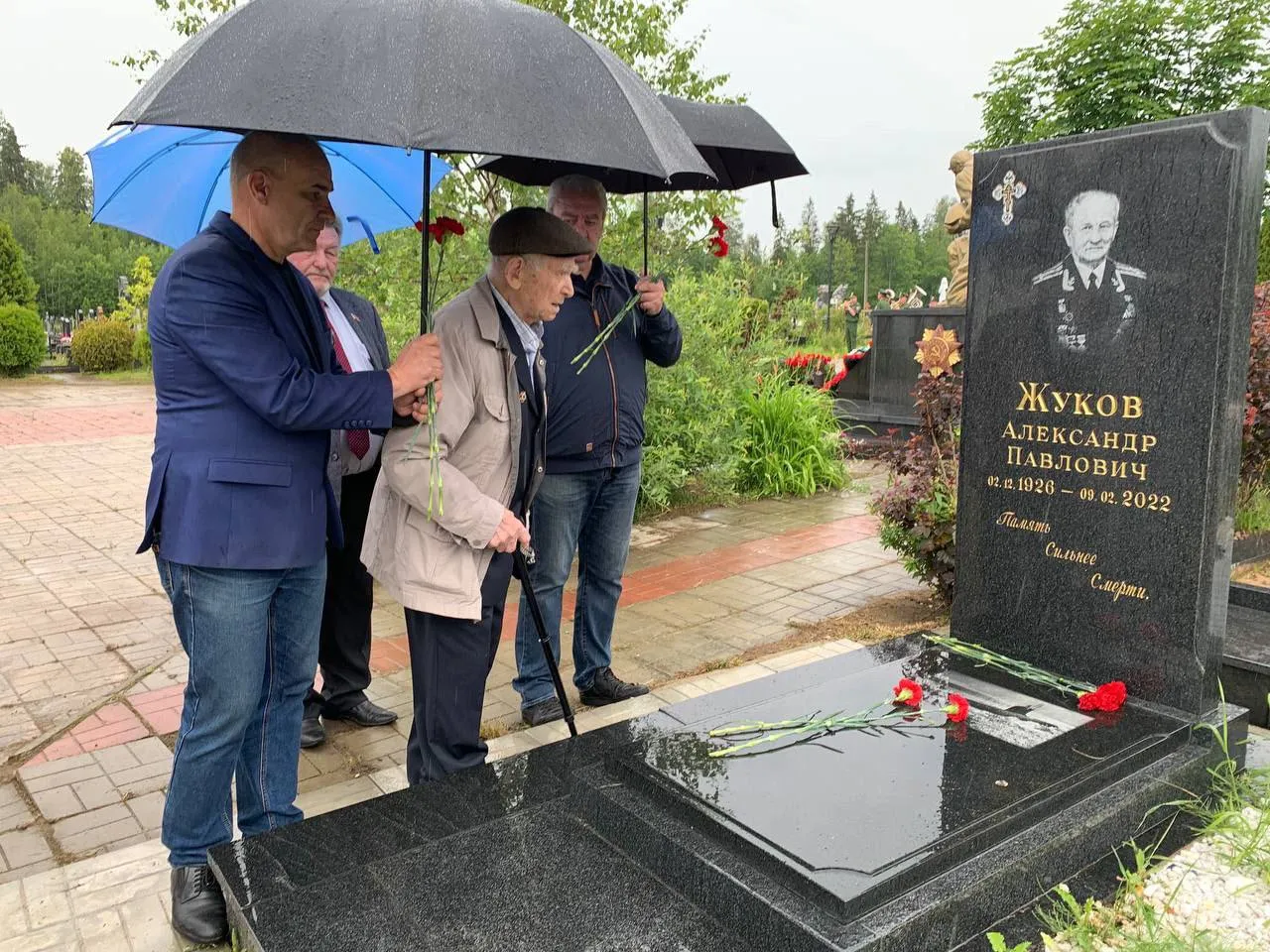 Глава Краснознаменска Владимир Пирогов (крайний слева), ветеран войны Михаил Красов (второй слева). Фото: t.me/krasnoznamensk_news