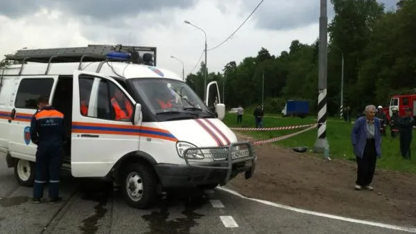 Грузовик врезался в поливалку на севере МКАД, пострадал человек