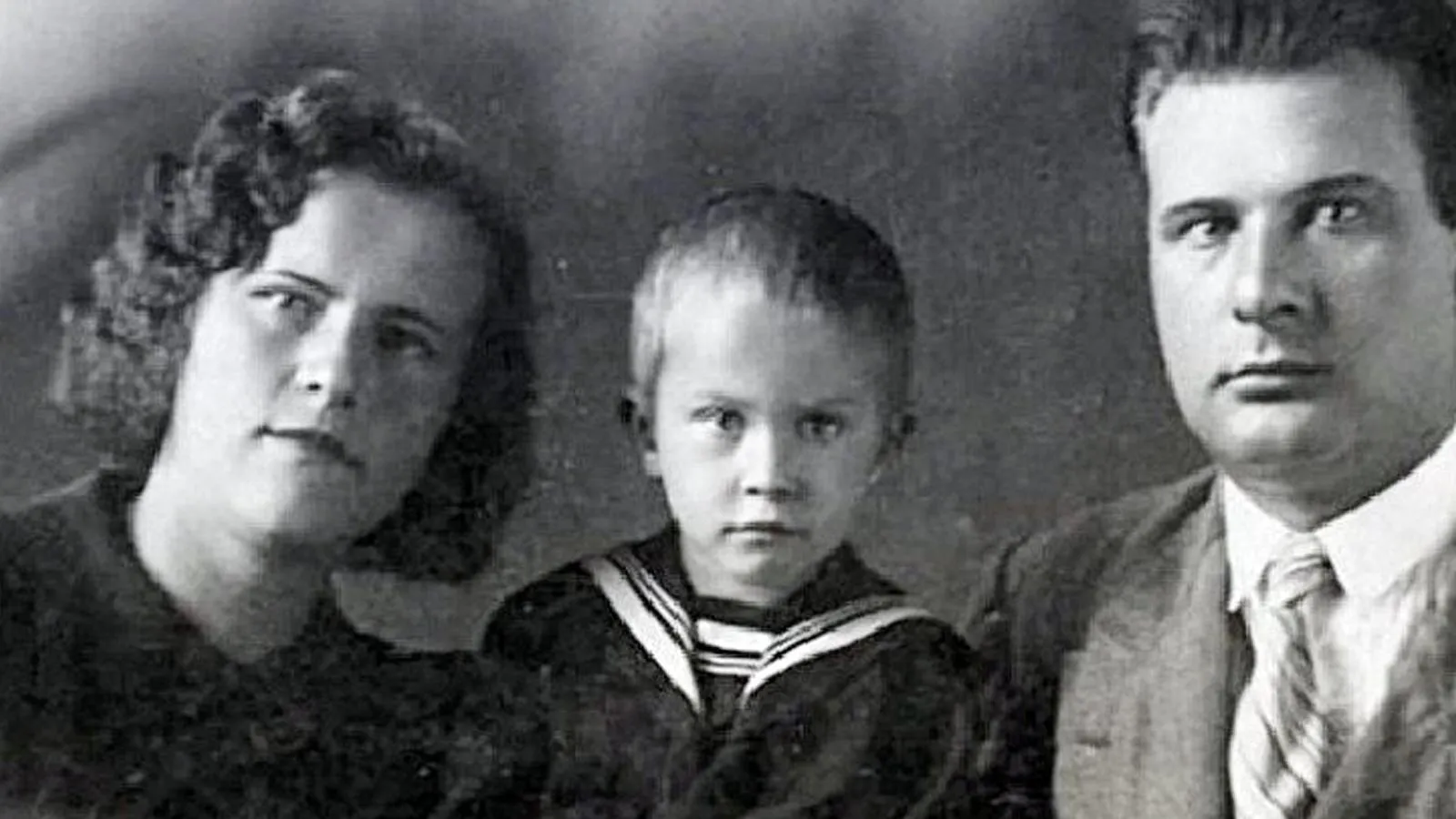 Маленький Вячеслав Тихонов c родителями