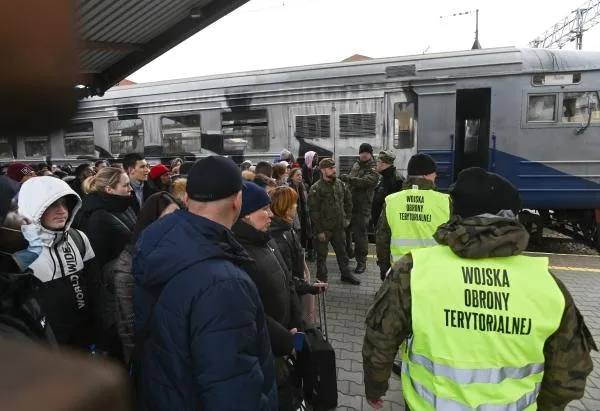 Украинские беженцы на вокзале в Польше