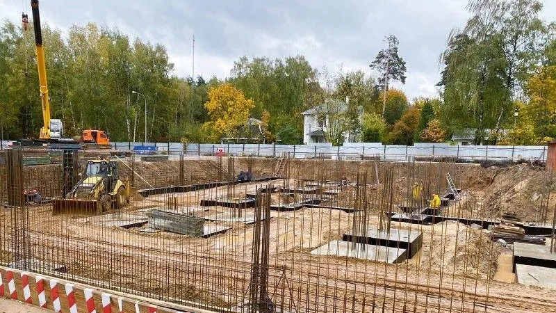 Строители приступили к устройству фундамента новой школы в подмосковной Балашихе