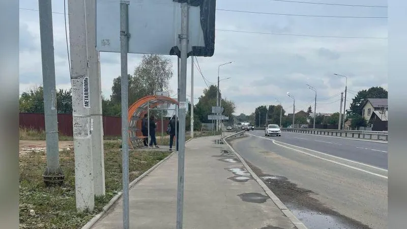 Женщина не заметила знак на тротуаре в Наро-Фоминске и разбила об него лоб
